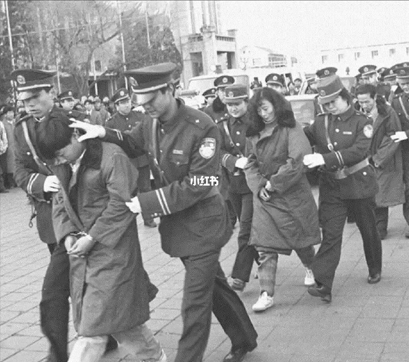 1983年，成都某招待所工作人员周世凤是邓丽君的歌迷，因为着迷，她花钱买了日本收录机，花80元买宝丽金的原版磁带，而当时她的月收入只有35元