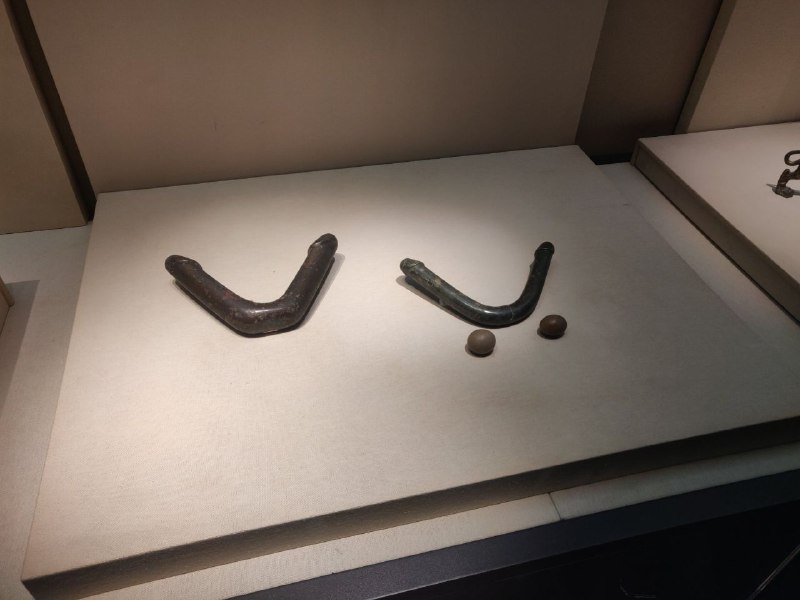 图乃山靖王妃子窦绾的墓中出土的