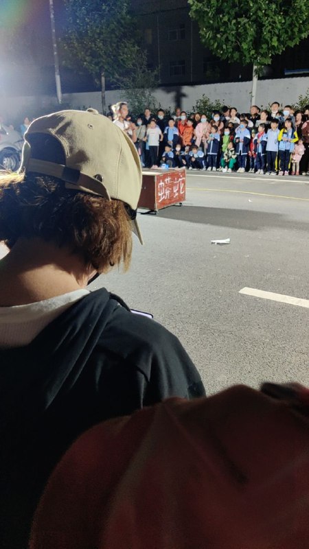 2023年了，一线城市依然有这种民间杂技表演团，边表演杂技边带货，卖玩具10元一个，骑马加玩具20一次，粗看了下一晚上能收入五六百